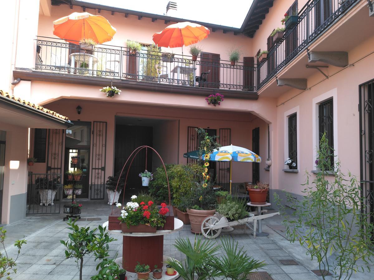 La Corte Del Poeta Hotel Buscate Екстериор снимка