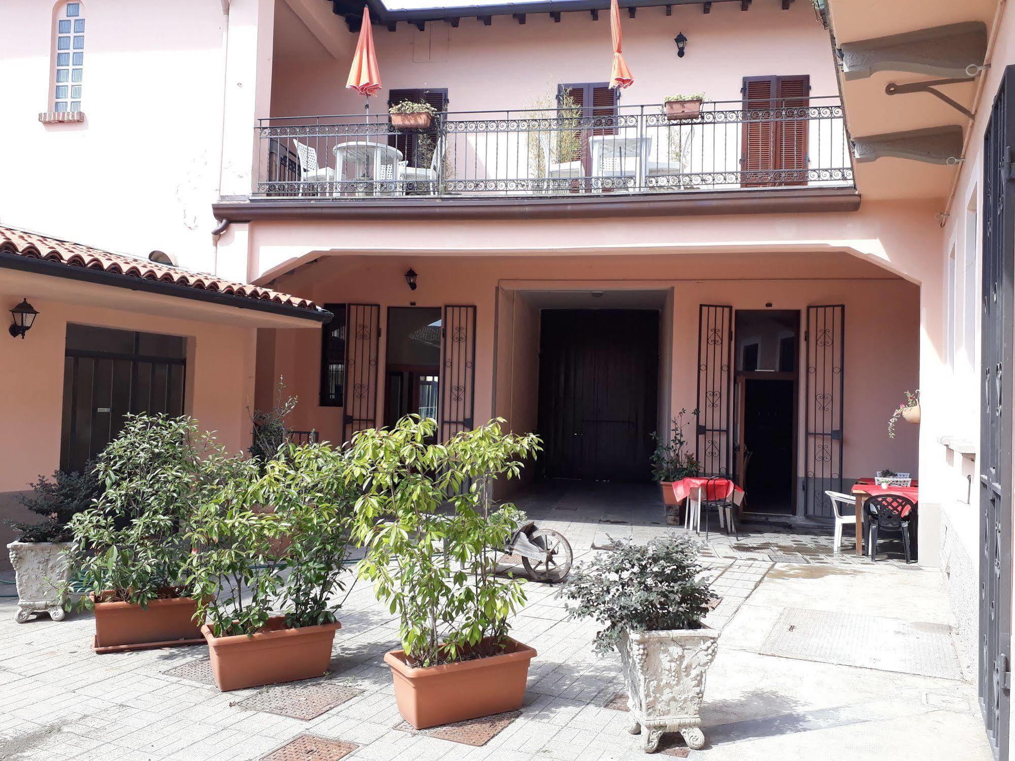 La Corte Del Poeta Hotel Buscate Екстериор снимка